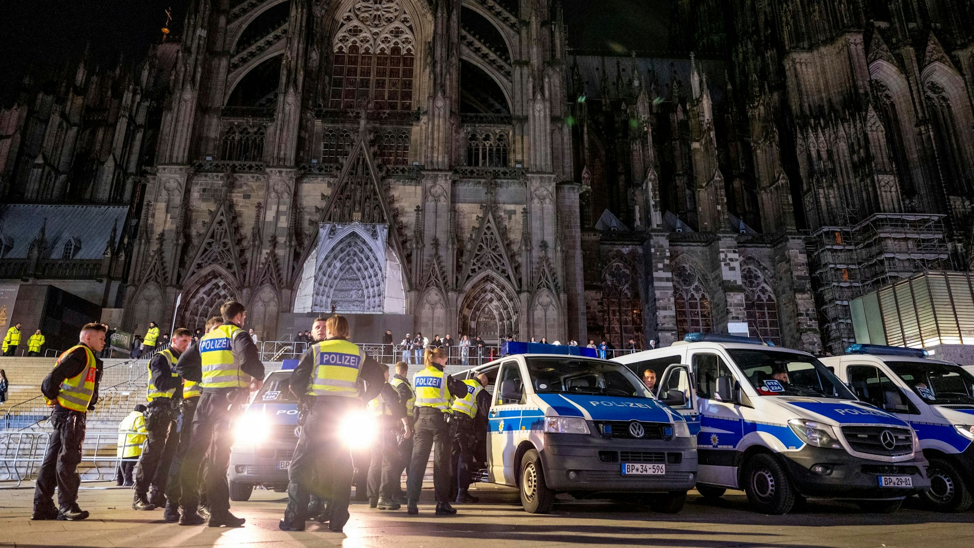 Landes- und Bundespolizei werden in der Silvesternacht mit mehreren hundert Einsatzkräften rund um den Dom präsent sein.
