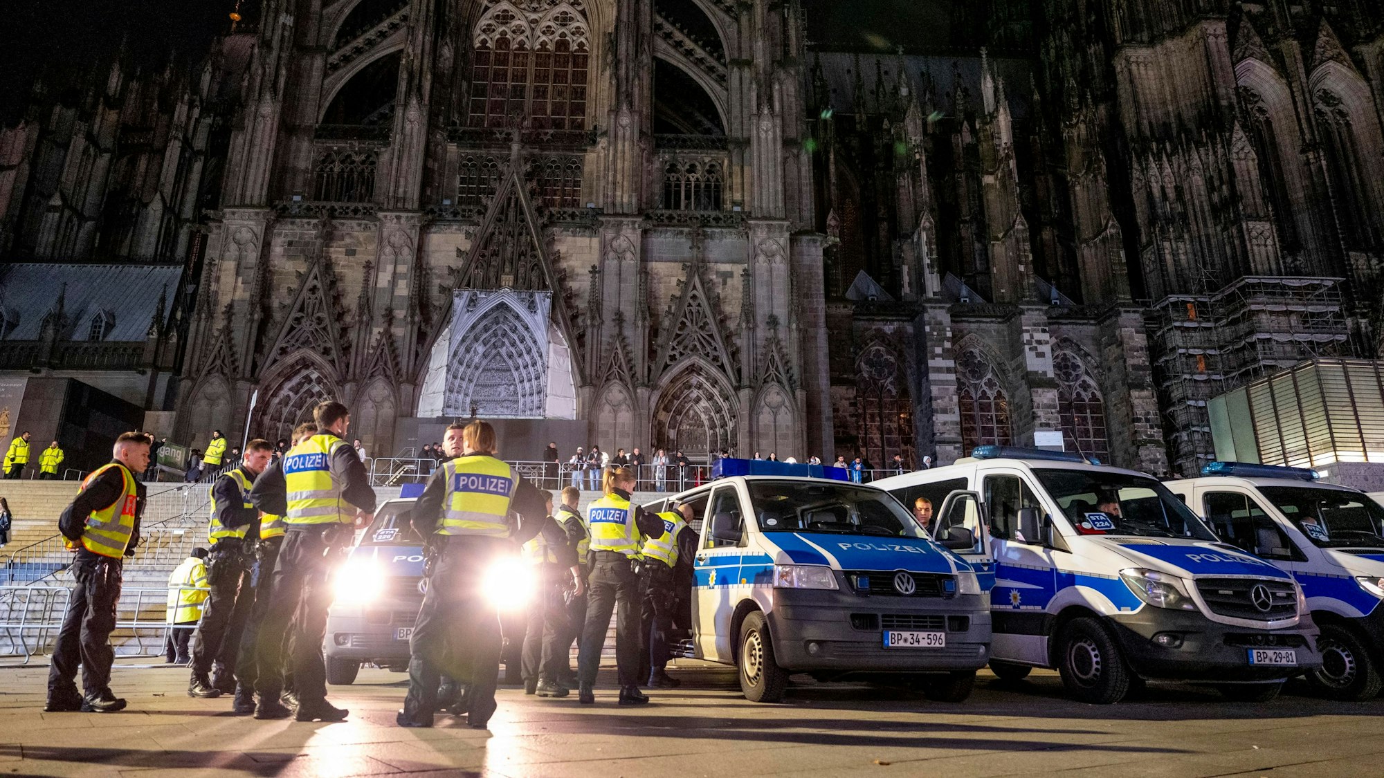31.12.2022, Köln: Polizei auf dem Bahnhofsvorplatz an Silvester in der Innenstadt. Foto: Uwe Weiser