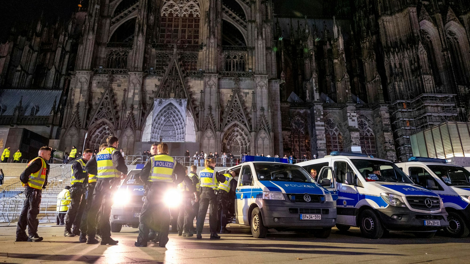 31.12.2022, Köln: Polizei auf dem Bahnhofsvorplatz an Silvester in der Innenstadt. Foto: Uwe Weiser