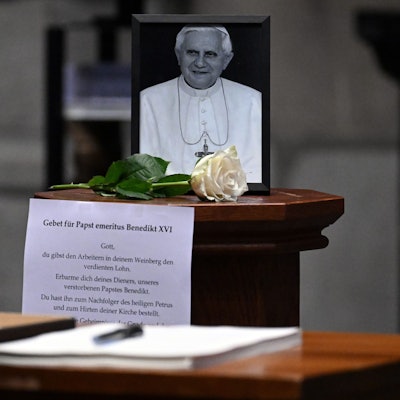 Ein Foto des emeritierten Papstes Benedikt XVI. steht im Kölner Dom.