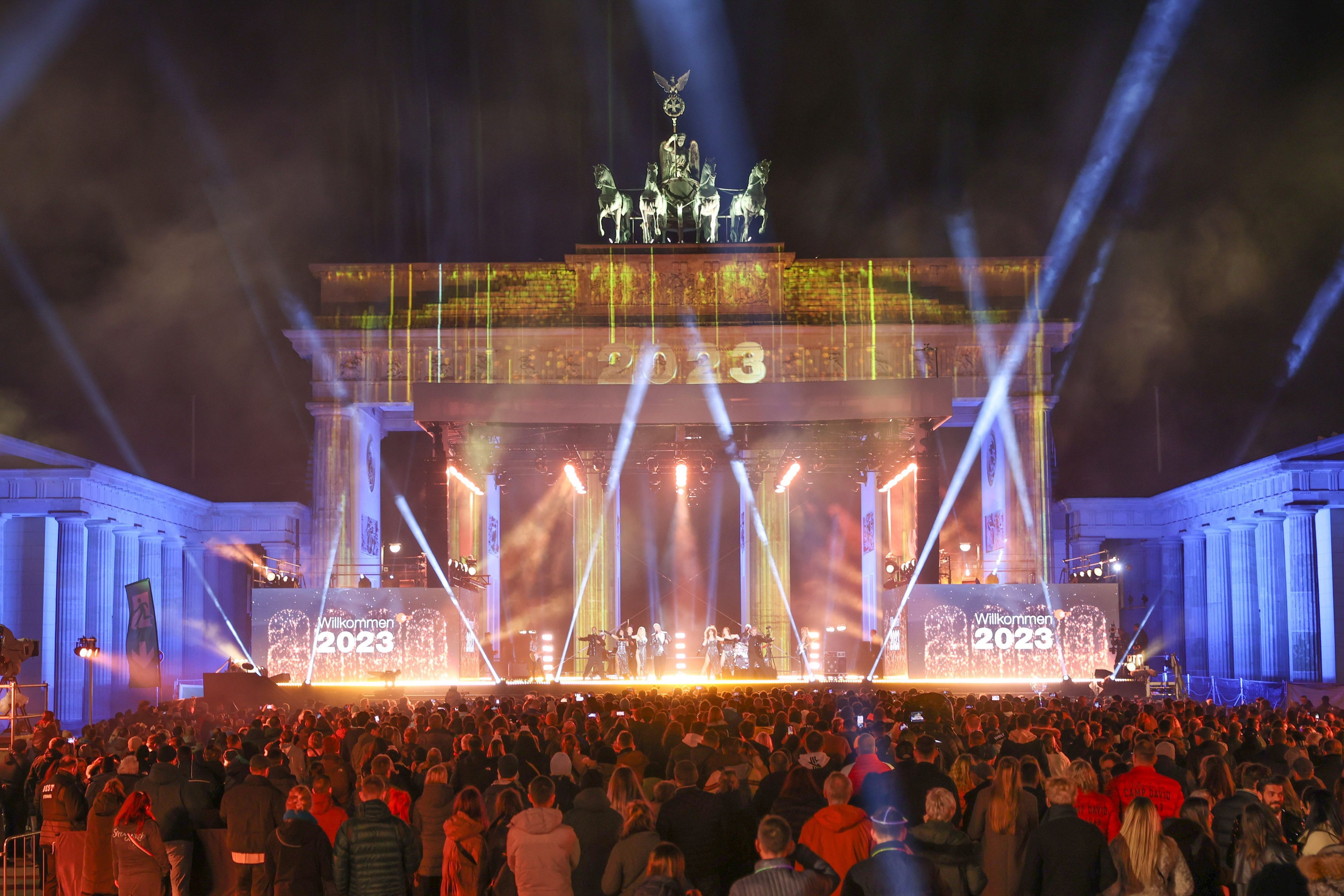 Vor dem Brandenburger Tor findet die ZDF-Silvester-Show statt. Die Show wird live im Fernsehen ausgestrahlt.