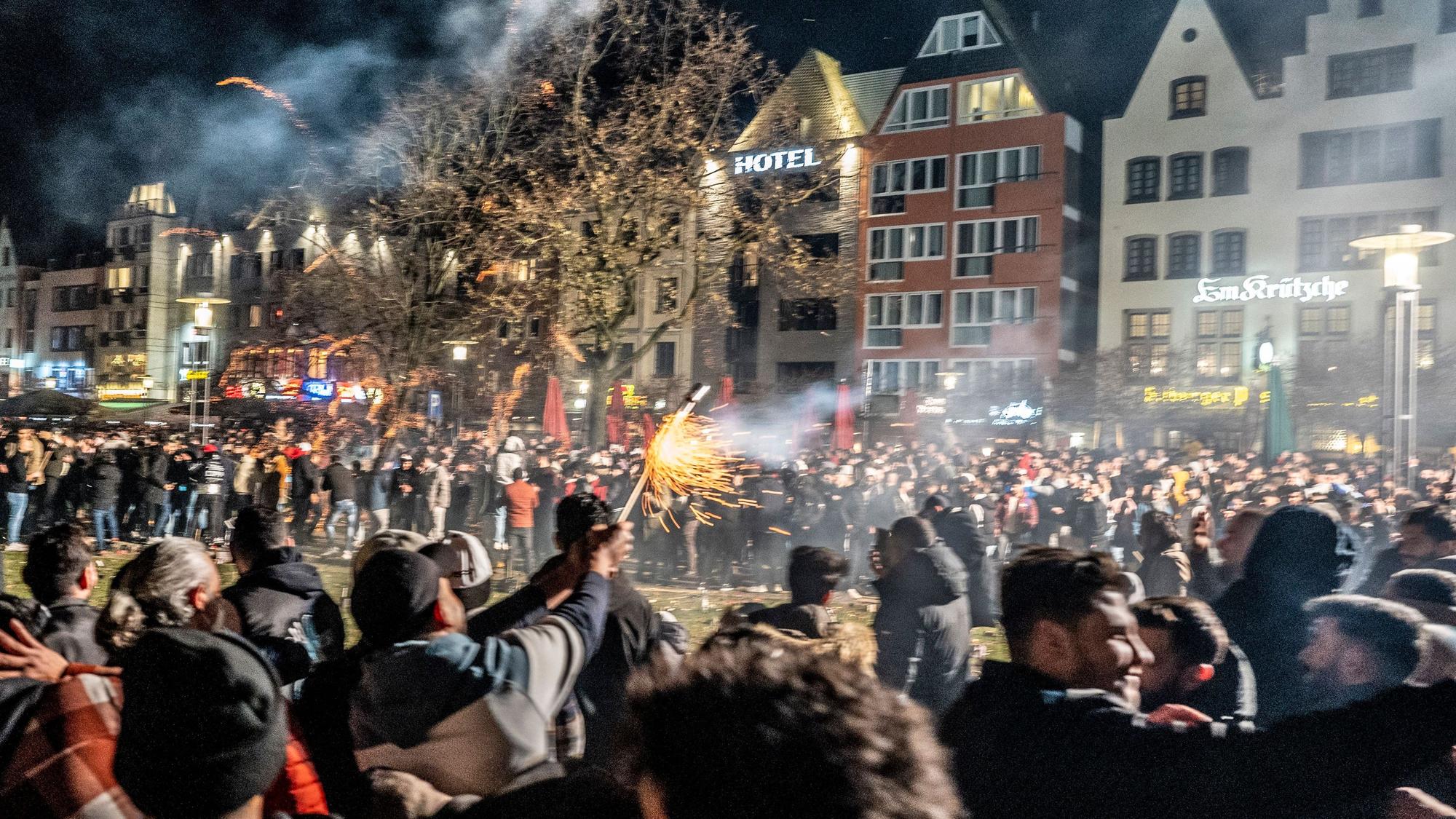 Dichtes Gedränge an der Frankenwerft, ein Mann zündet eine Silvesterrakete