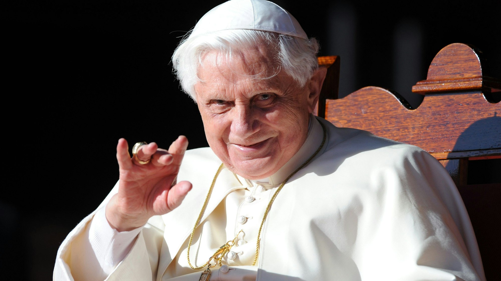 Der damalige Papst Benedikt XVI. dankt den Freiwilligen des Weltjugendtags in The Domain.