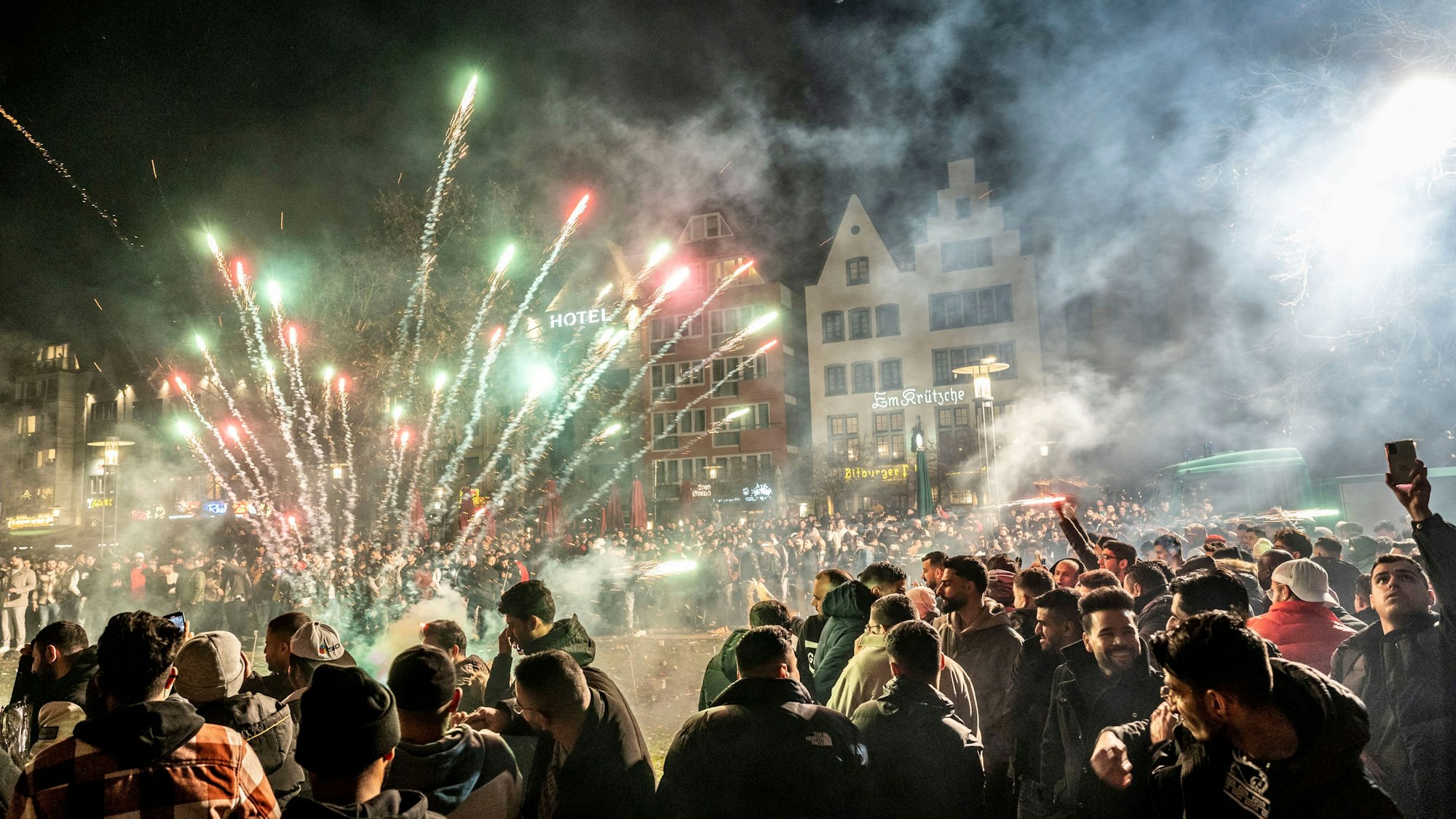 Das Foto zeigt den Jahreswechsel 2022/2023 am Kölner Rheinufer der Altstadt.