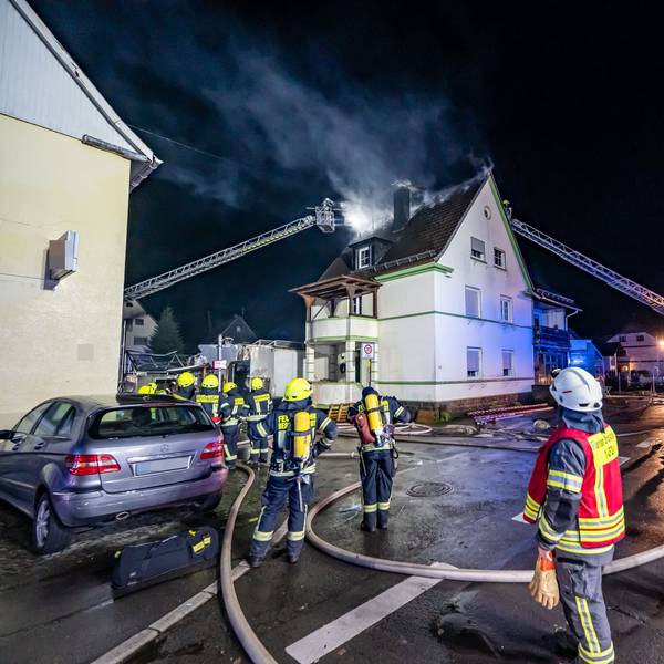 Stadtalarm wurde für die Feuerwehr Bergneustadt ausgelöst, weil in Wiedenest der Dachstuhl dieses Hauses brannte.