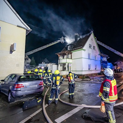 Stadtalarm wurde für die Feuerwehr Bergneustadt ausgelöst, weil in Wiedenest der Dachstuhl dieses Hauses brannte.