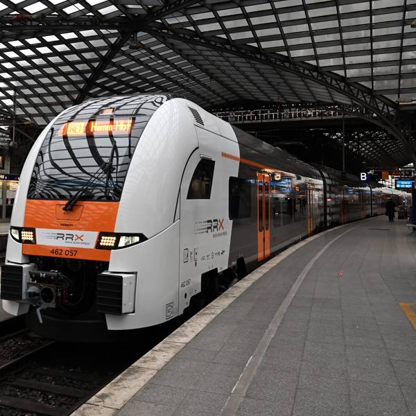 Ein Zug der Linie RRX (Rhein-Ruhr-Express) steht am Gleis im Kölner Hauptbahnhof.