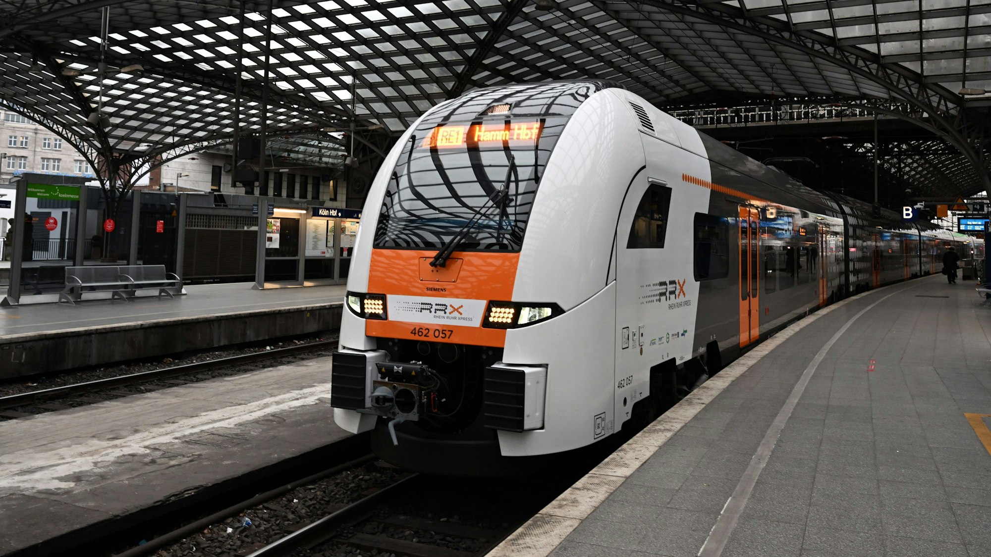 Ein RRX-Zug (Rhein-Ruhr-Express) steht im Bahnhof in Köln (Archivbild). Die Züge von National Expres fahren trotz des Streiks der GDL.
