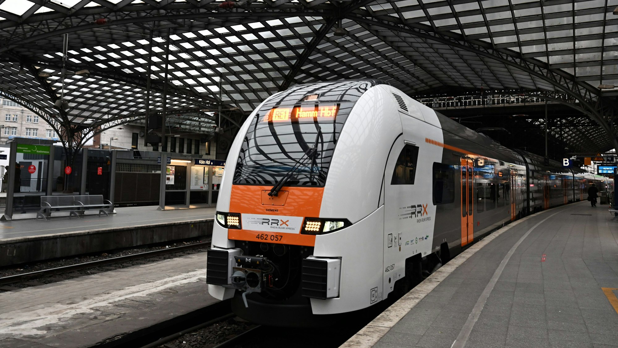 Ein RRX-Zug (Rhein-Ruhr-Express) steht im Bahnhof in Köln. Auch der RE 6 (RRX), der für Reisende den Flughafen Köln/Bonn ansteuert, ist vom Stellwerkdefekt betroffen. (Symbolbild)