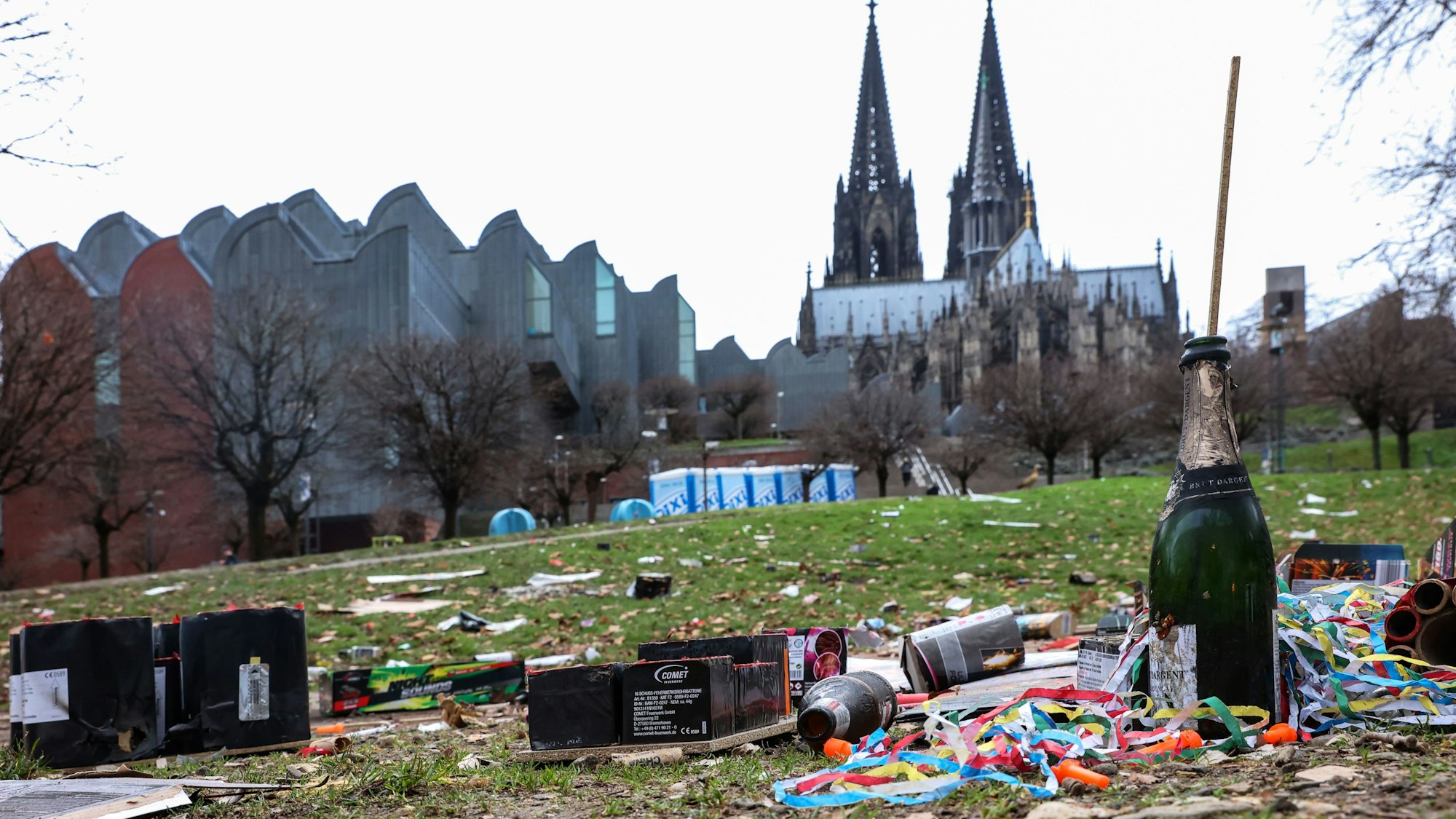 Viel Müll liegt auf den Straßen und Grünflächen vor dem Kölner Dom.