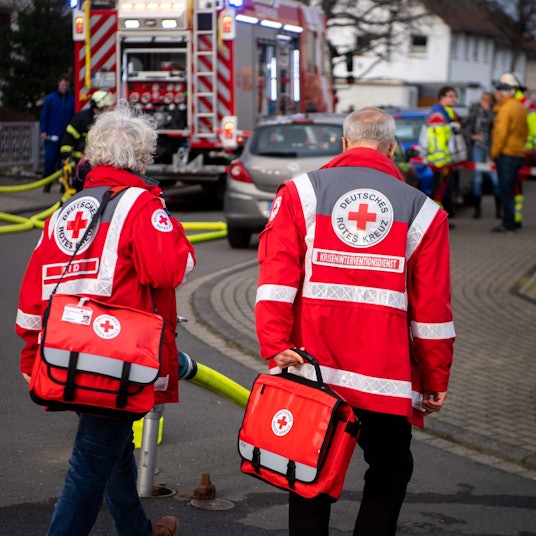 Zwei Mitarbeiter des Kriseninterventionsdienstes des DRK im Kreis Euskirchen gehen zu einem Einsatzort.