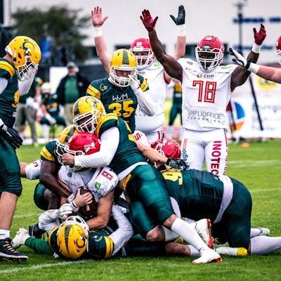 Mehrere Footballspieler liegen im Kampf um den Ball übereinander.