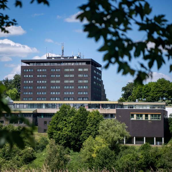 Im Grünen liegt der Komplex der ehemaligen Eifelhöhen-Klinik in Marmagen.