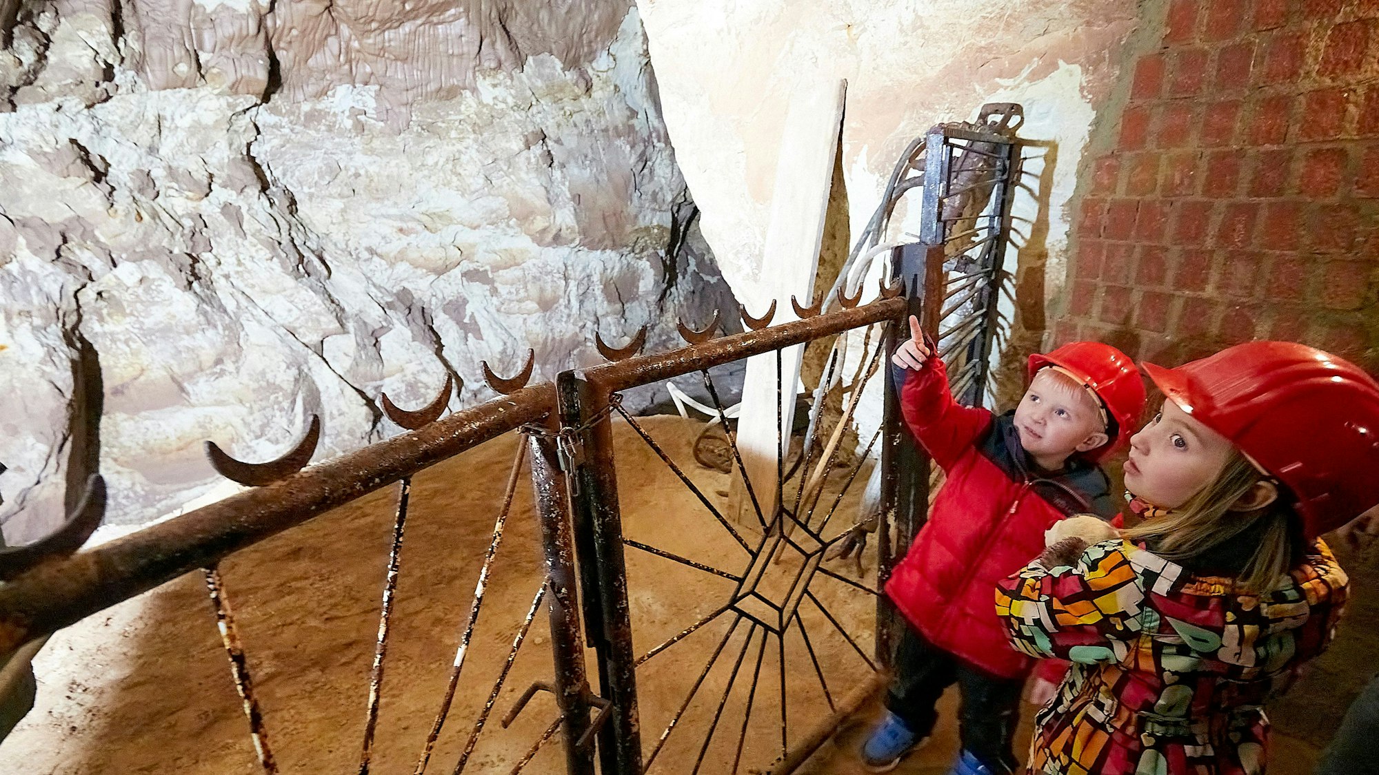 Zwei Kinder stehen in einer alten Abbauhalle des Besucherbergwerks.