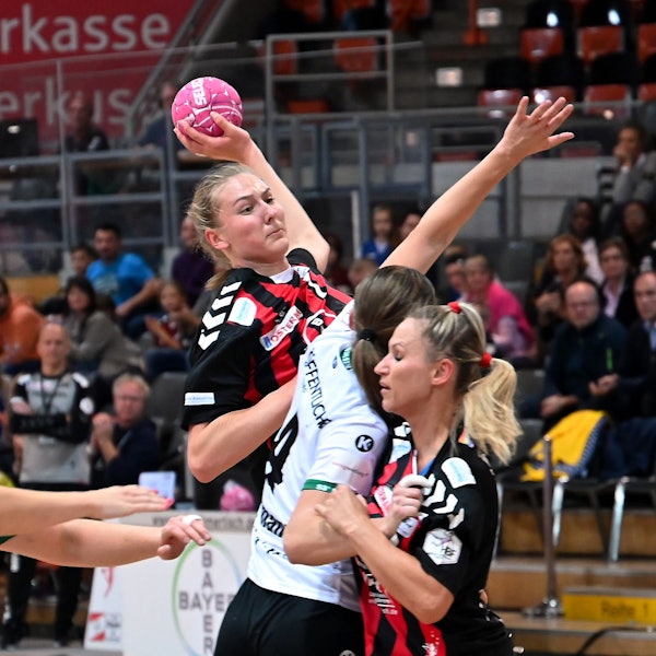 18.09.2022, Handball-Bayer Leverkusen-VFL Oldenburg
hinten: Viola Leuchter (Bayer)
Foto: Uli Herhaus