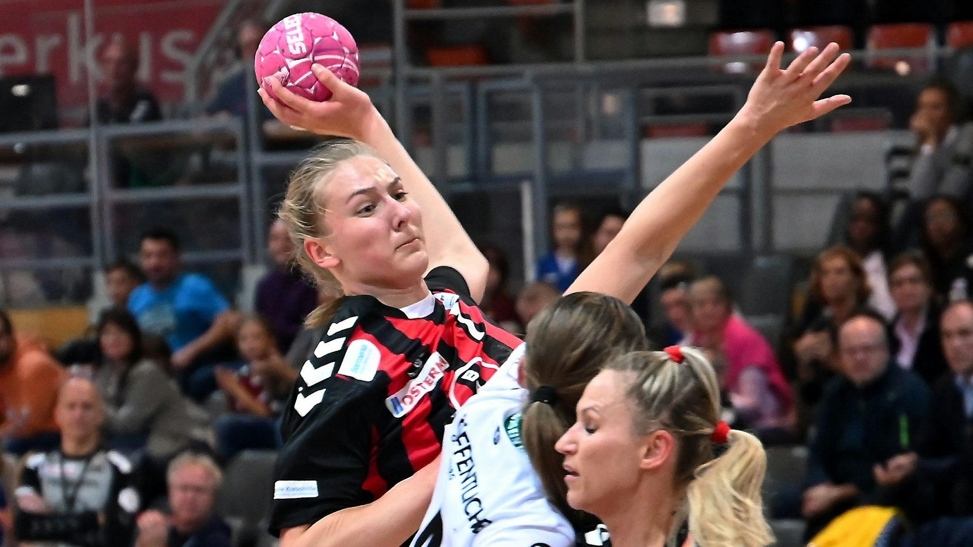 18.09.2022, Handball-Bayer Leverkusen-VFL Oldenburg
hinten: Viola Leuchter (Bayer)
Foto: Uli Herhaus