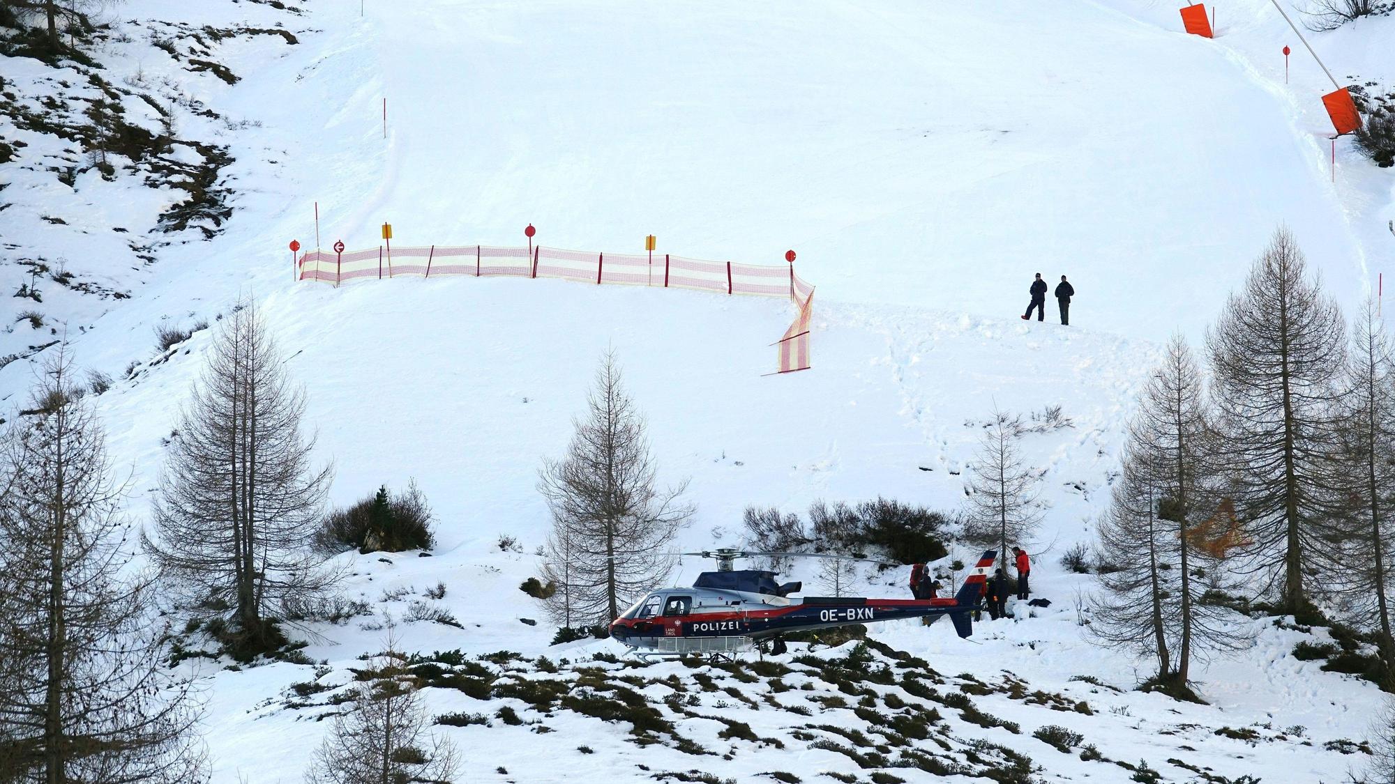 Ein Polizei-Hubschrauber steht an einer Unfallstelle am Hintertuxer Gletscher im Zillertal.