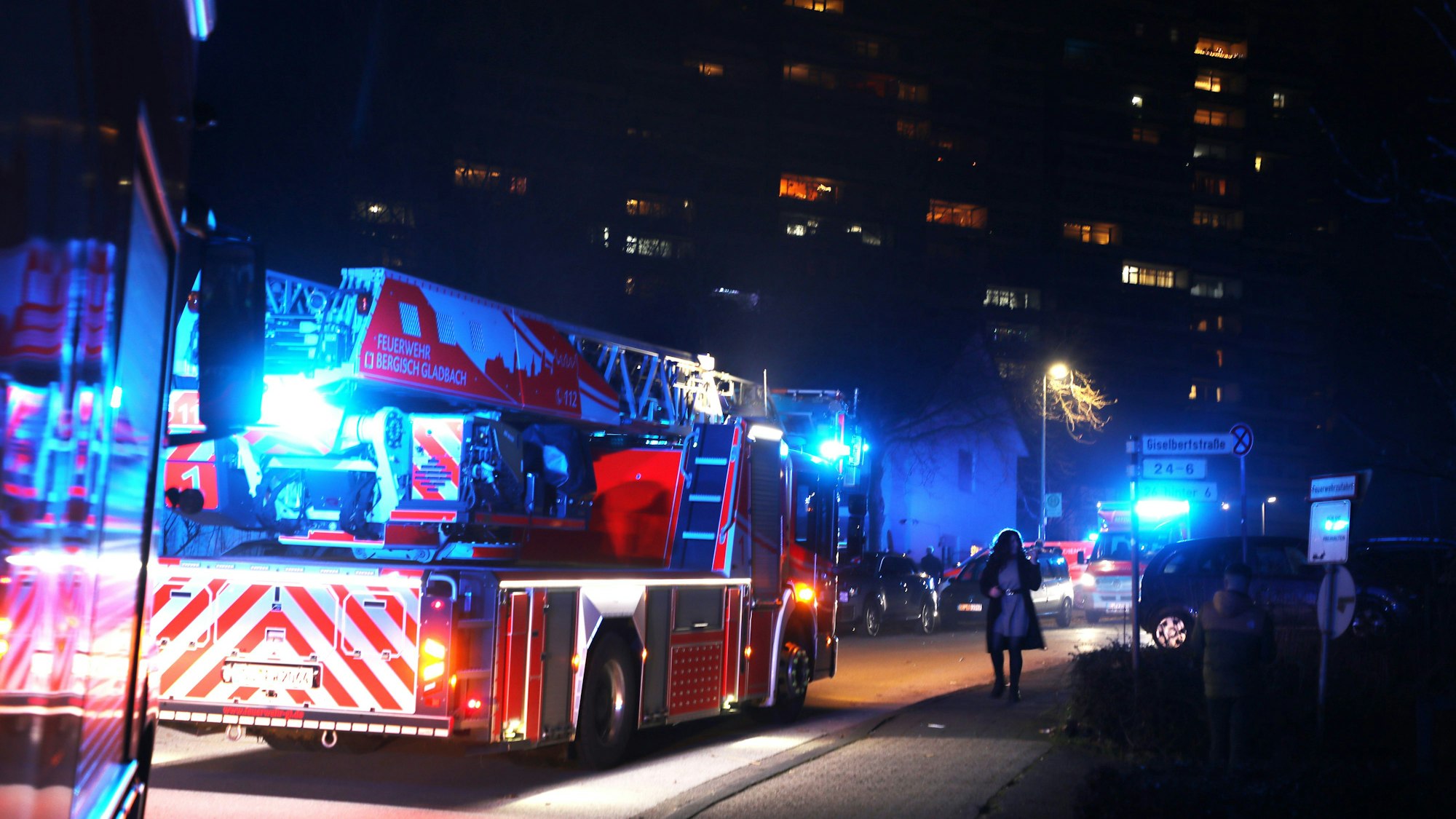 Ein Löschfahrzeug steht mit Blaulicht auf der Straße.