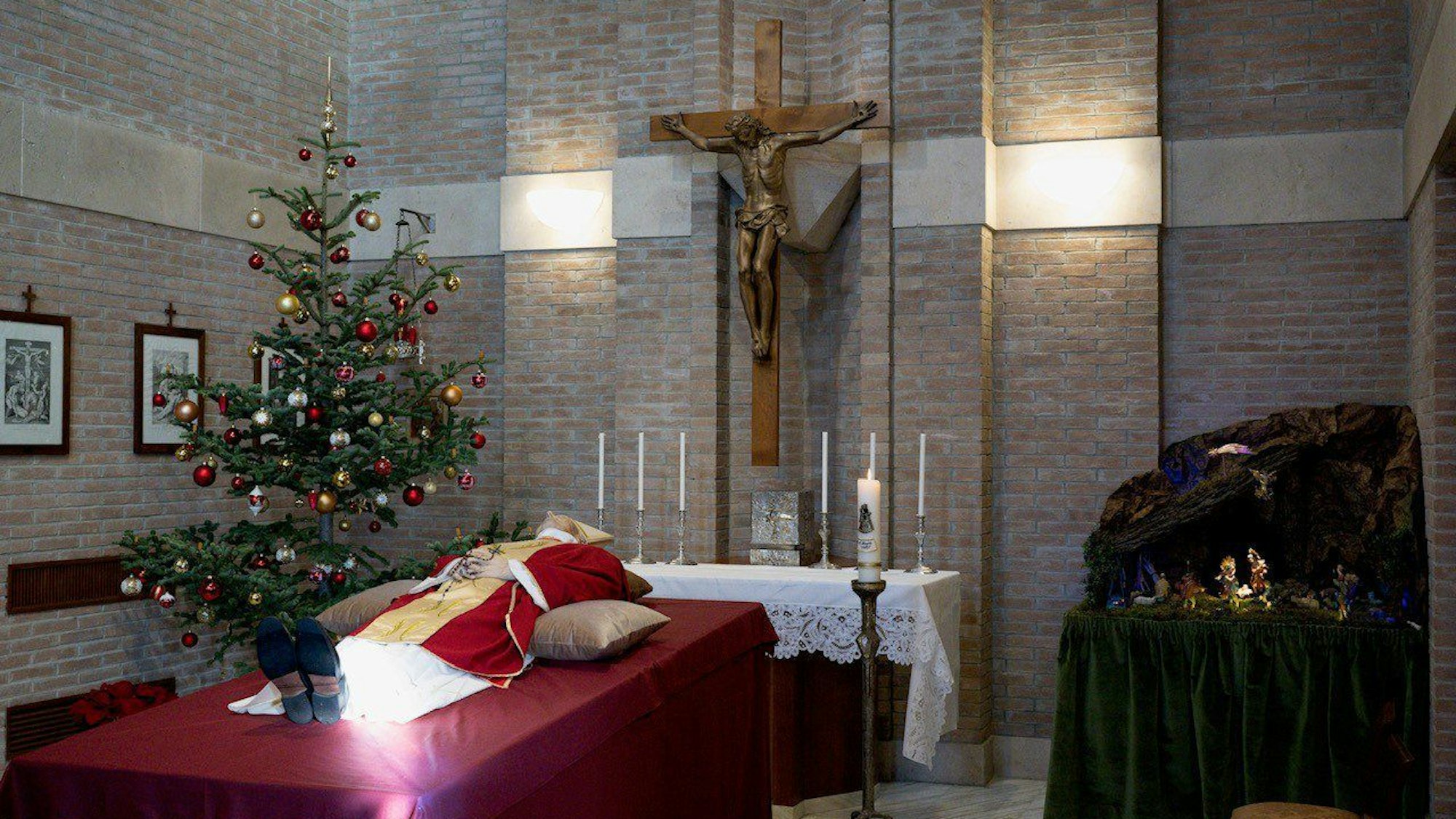 Der gestorbene emeritierte Papst Benedikt XVI. wird in der Kapelle des Klosters Mater Ecclesiae im Vatikan aufgebahrt.