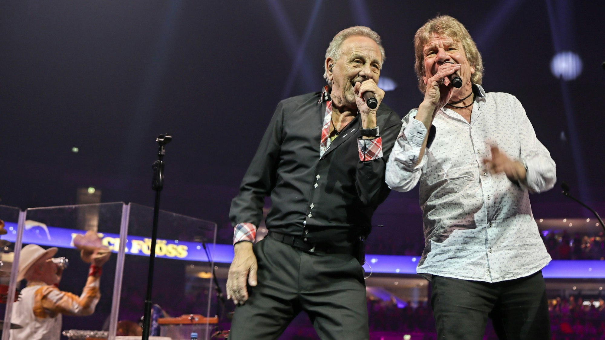 Erry Stoklosa und Günther „Bömmel“ Lückerath stehen in der Lanxess Arena in Köln auf der Bühne.