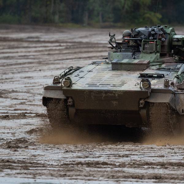 Ein Schützenpanzer der Bundeswehr vom Typ Marder bei einer Übung in Munster