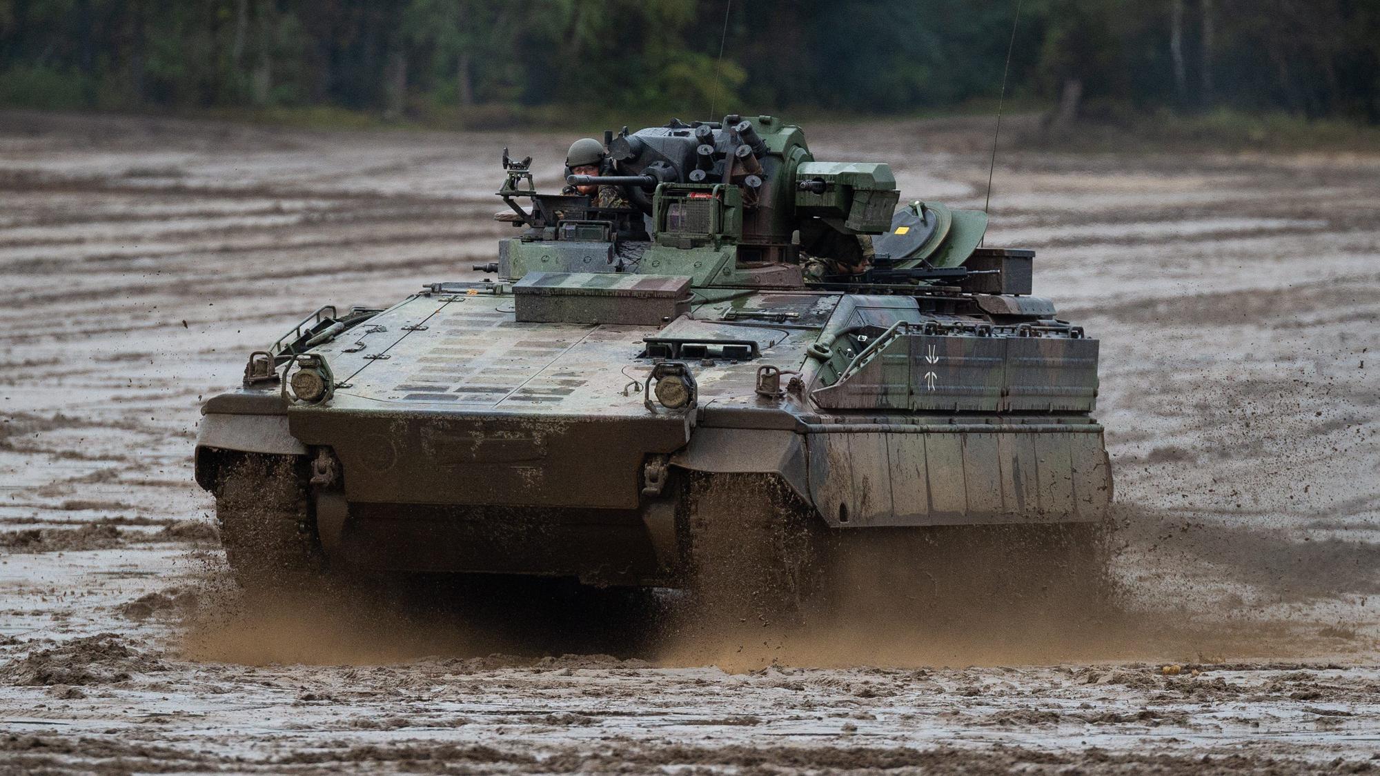 Ein Schützenpanzer der Bundeswehr fährt bei einer Informationslehrübung über einen Übungsplatz.