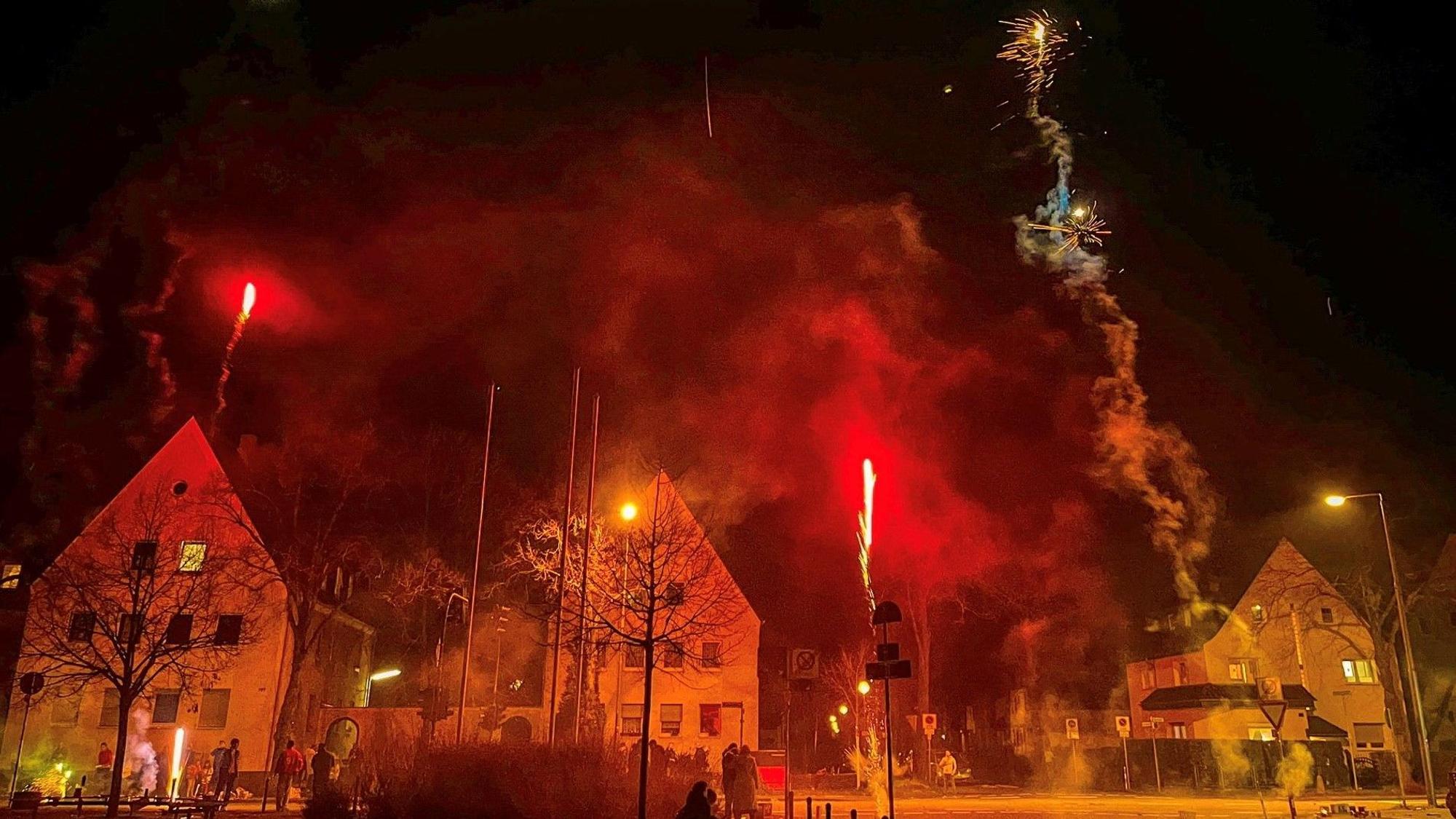 Raketen steigen in Leverkusen in den Himmel