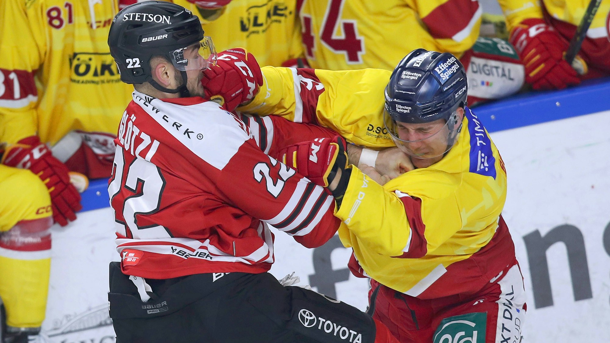 Faustkampf zwischen Maximilian Glötzl von den Kölner Haien und Justus Böttner von der Düsseldorfer EG