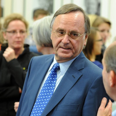 Der ehemalige Landrat Werner Stump (CDU) unterhält sich während einer Veranstaltung mit einem Bekannten. Er steht im Visier der Staatsanwaltschaft Düsseldorf.