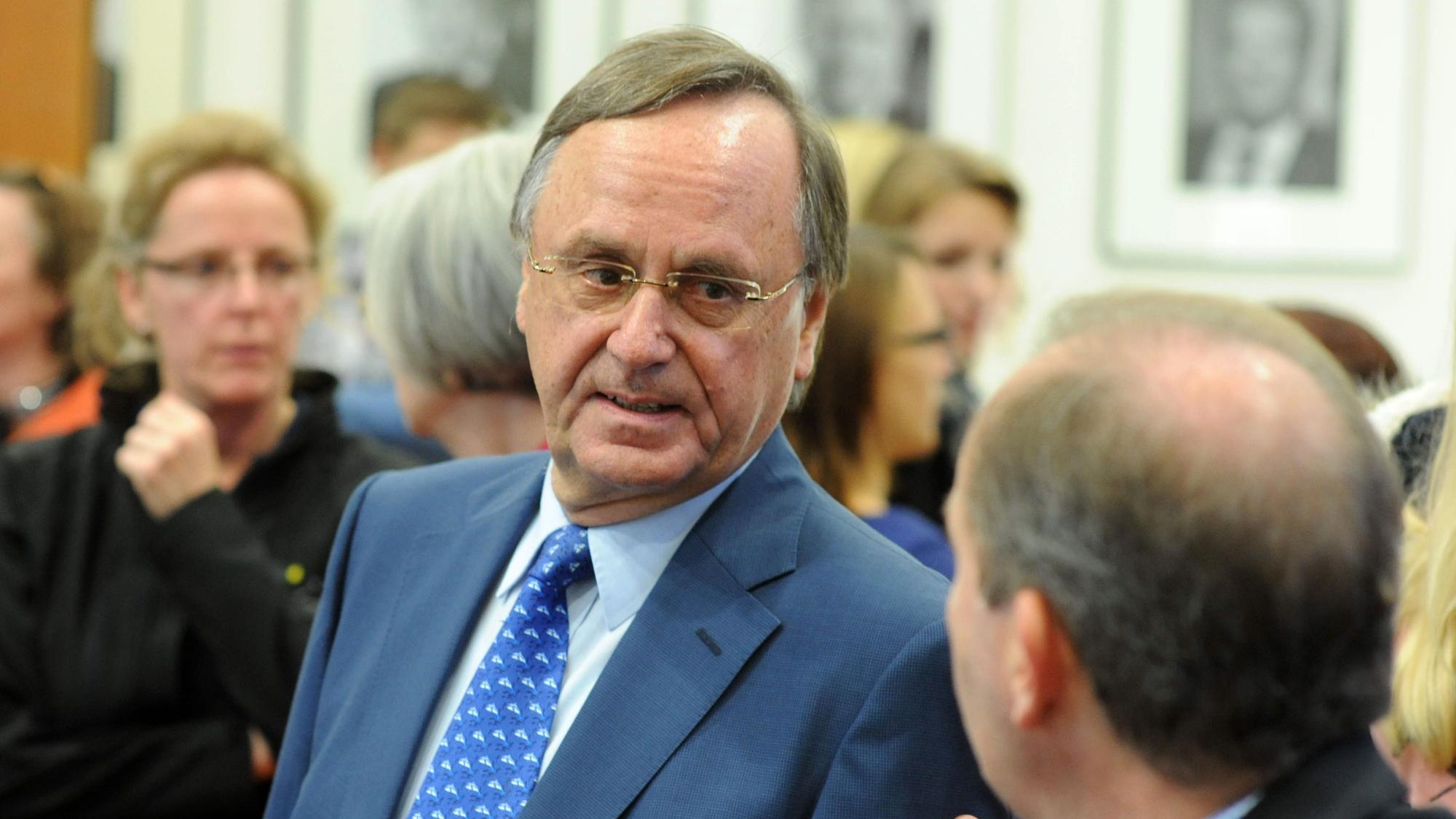 Der ehemalige Landrat Werner Stump (CDU) unterhält sich während einer Veranstaltung mit einem Bekannten. Er steht im Visier der Staatsanwaltschaft Düsseldorf.