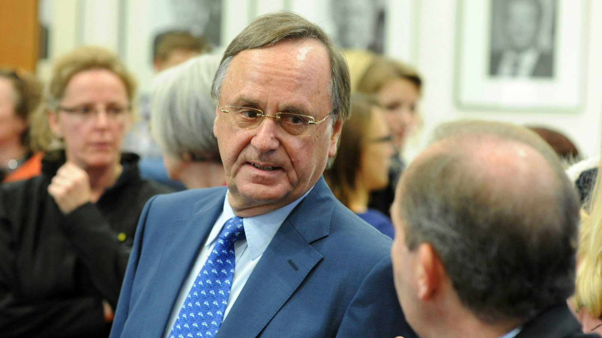 Der ehemalige Landrat Werner Stump (CDU) unterhält sich während einer Veranstaltung mit einem Bekannten. Er steht im Visier der Staatsanwaltschaft Düsseldorf.