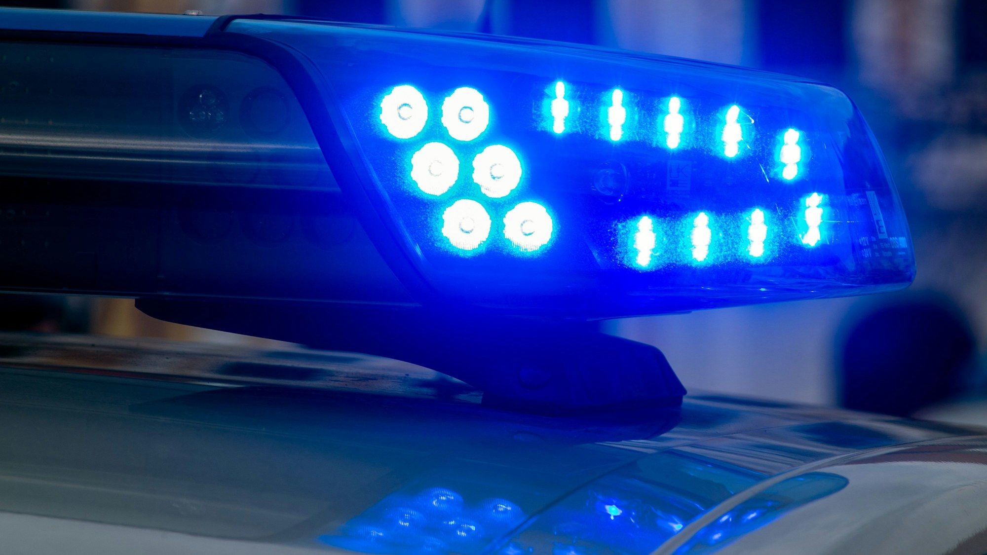 Das Foto zeigt ein Blaulicht eines Polizeiwagens. Die Beamten sind in den vergangenen Tagen häufig Streife vor den Schulen gegangen.