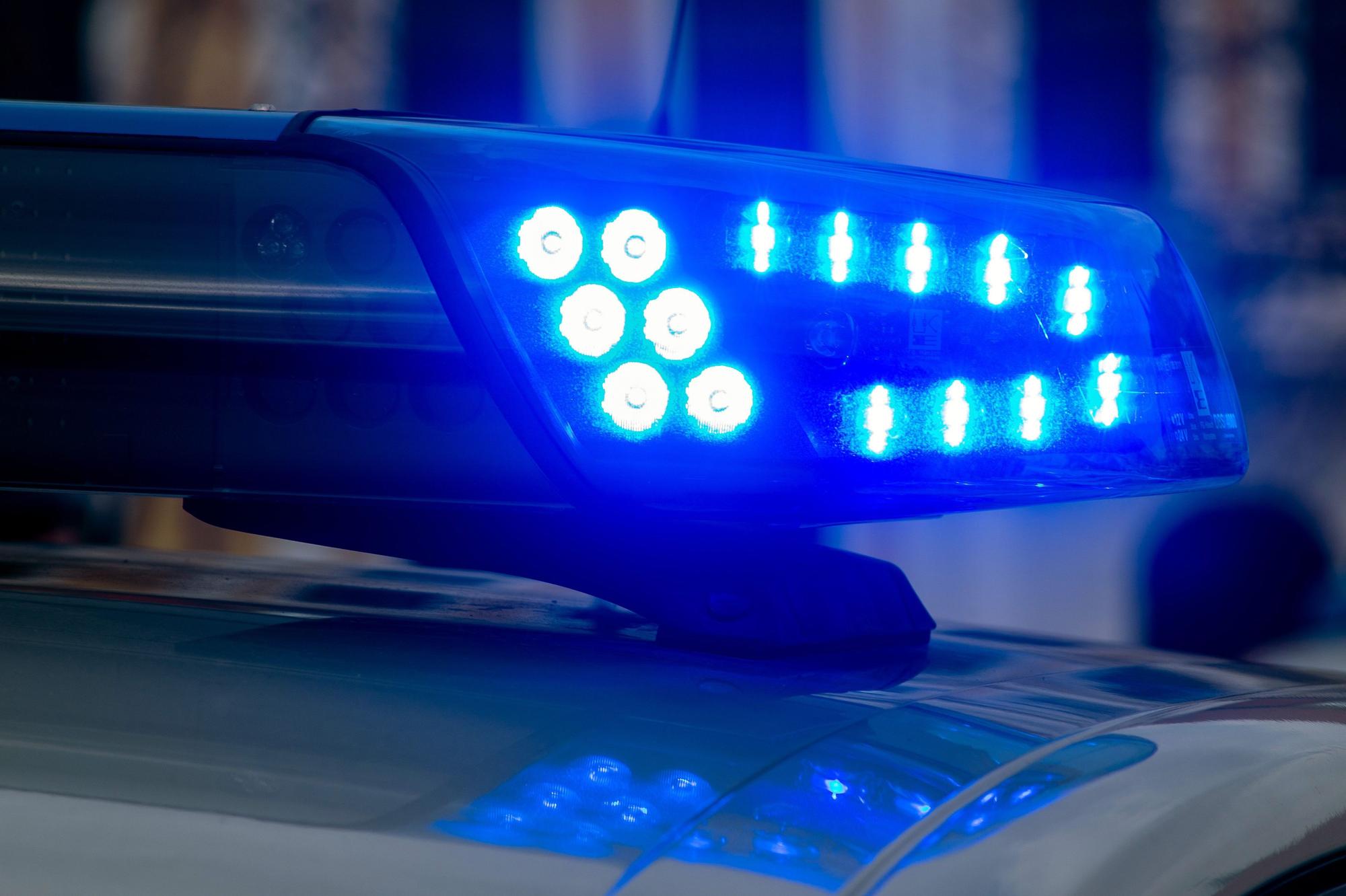 Das Blaulicht von einem Polizeiauto.