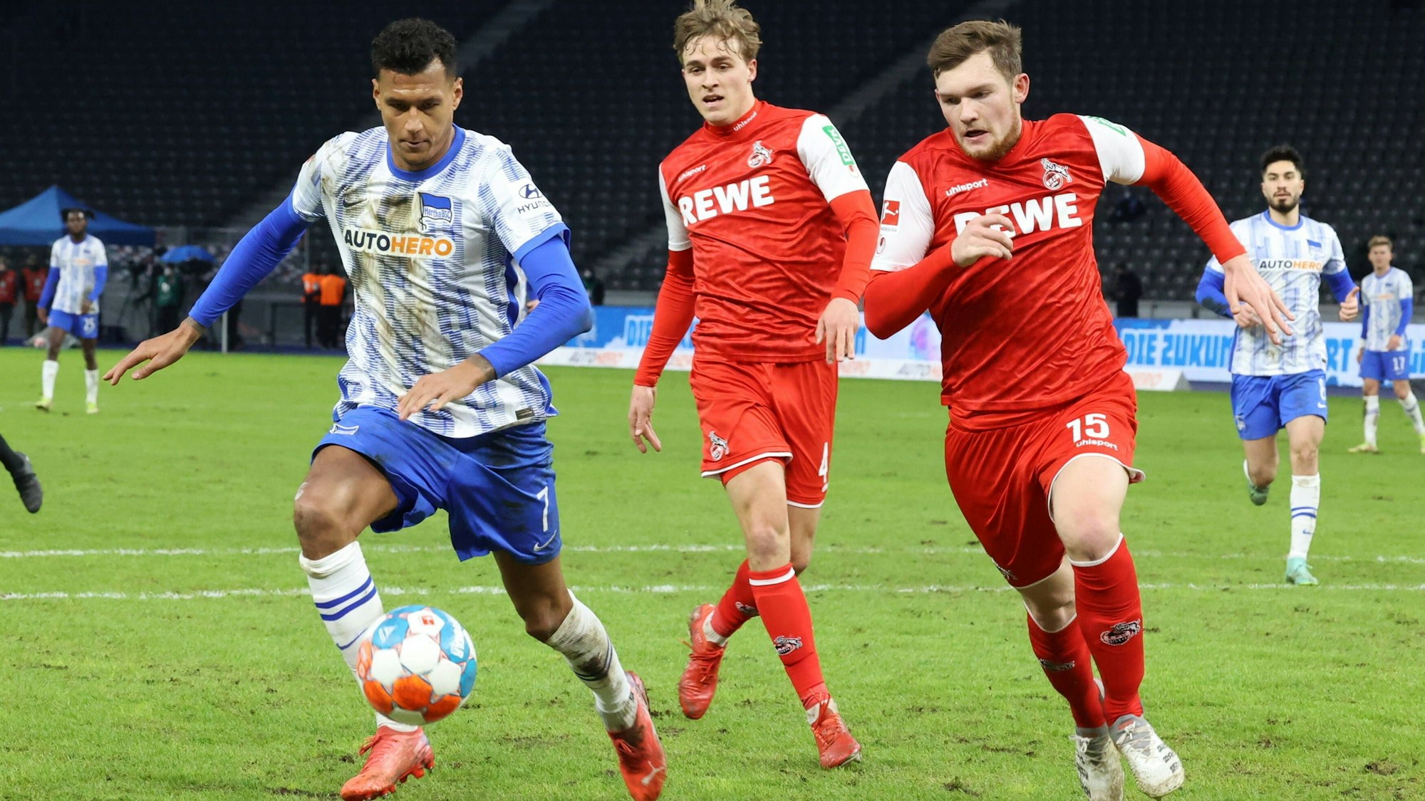 2022 noch Gegner, jetzt neue Teamkollegen: Davie Selke für Hertha BSC am Ball im Duell mit den Kölnern Timo Hübers (M.) und Luca Kilian.