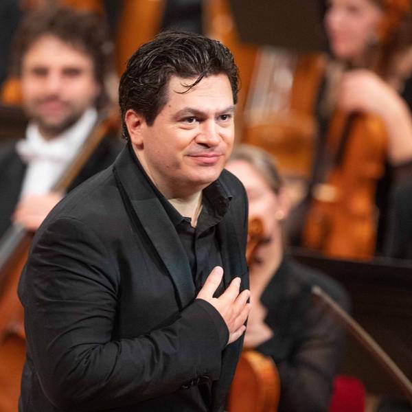 Cristian Măcelaru, Chefdirigent des WDR-Sinfonieorchesters, verbeugt sich beim Schlussapplaus eines Konzerts.