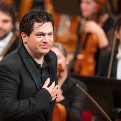 Cristian Macelaru, Chefdirigent des WDR Sinfonieorchesters, nimmt den Schlussapplaus entgegen.
