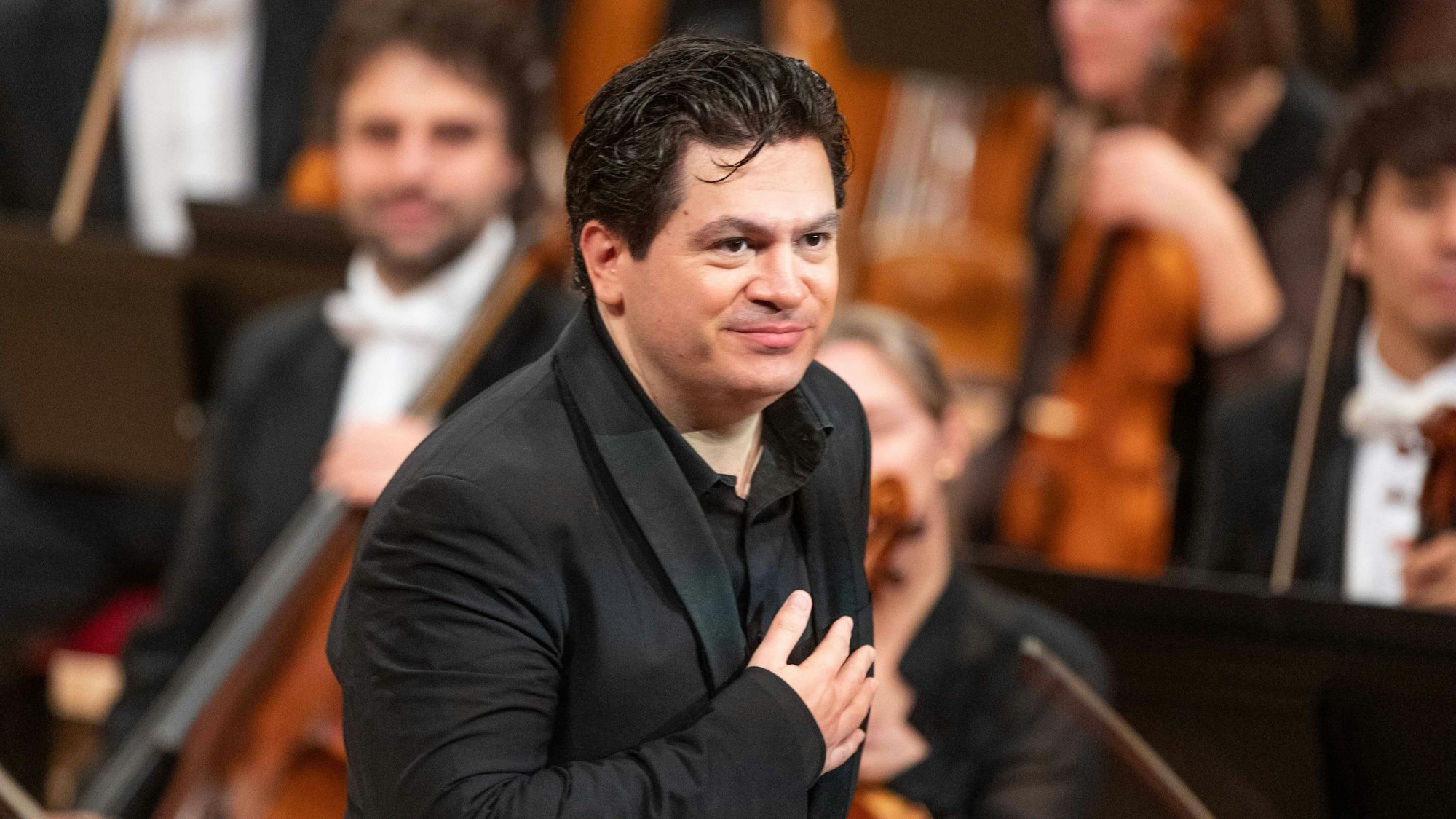 Cristian Macelaru verbeugt sich beim Schlussapplaus.