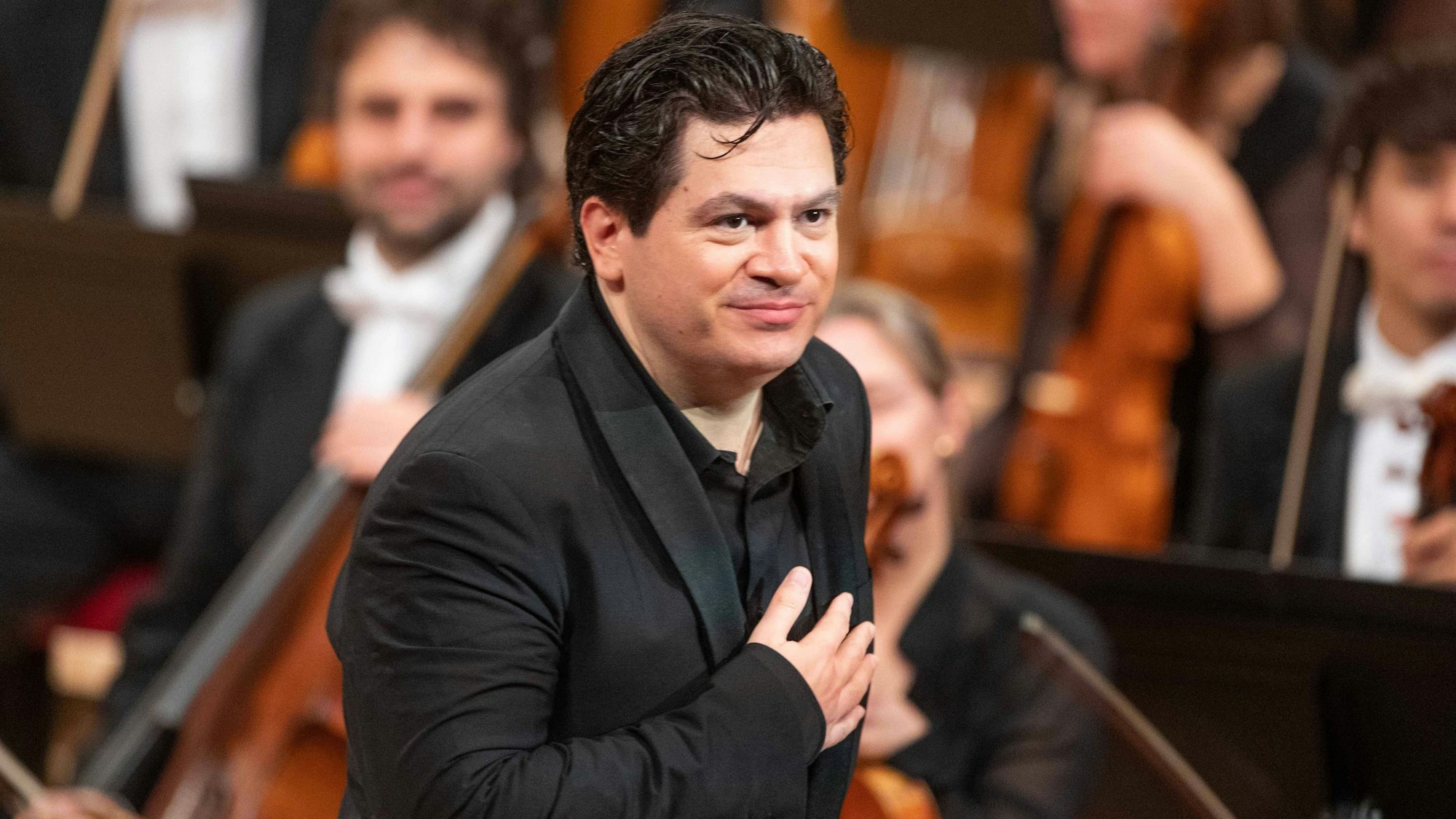 Cristian Macelaru, Chefdirigent des WDR Sinfonieorchesters, nimmt den Schlussapplaus entgegen.
