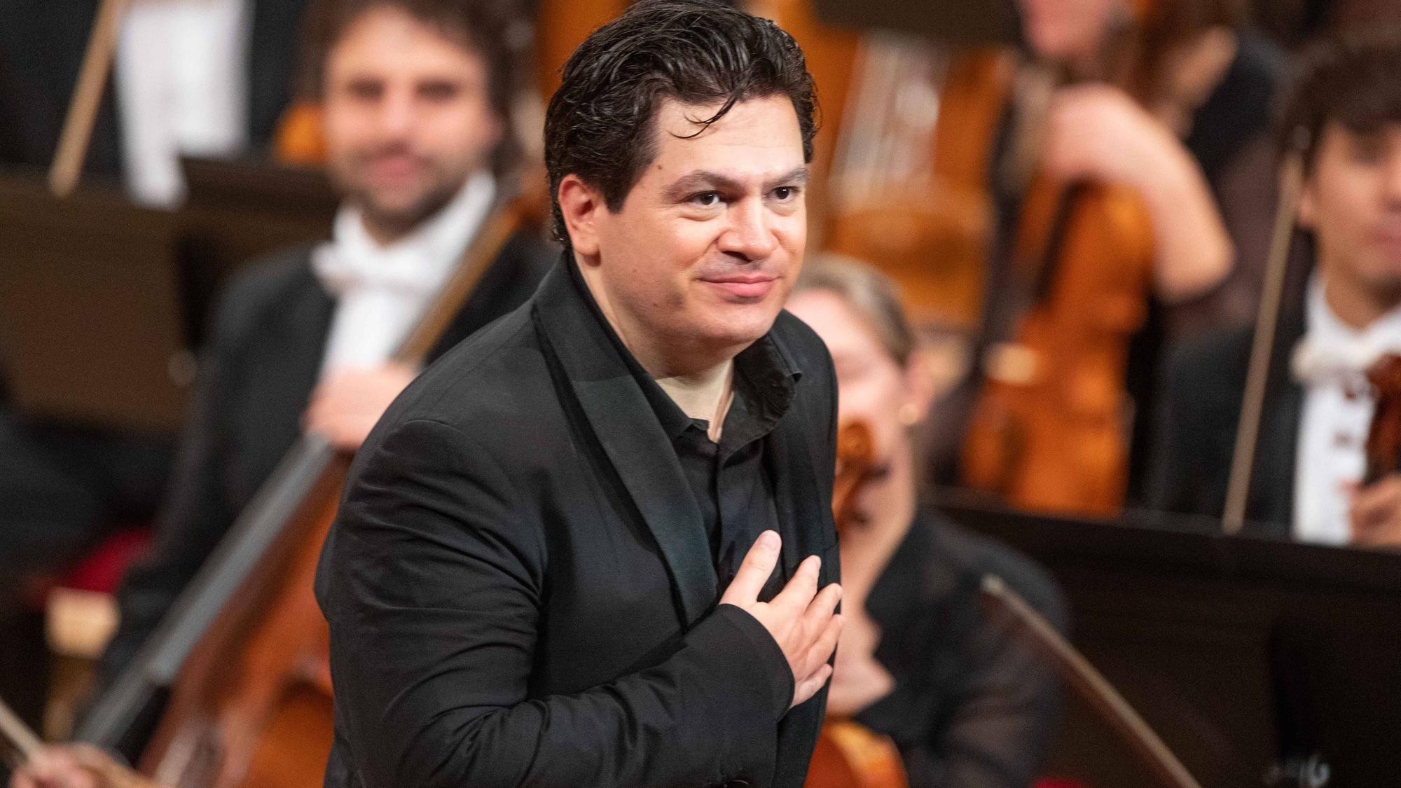 Cristian MACELARU, ROM, Musiker, Chefdirigent, dirigiert das WDR Sinfonieorchester, Schlussapplaus, Jubilaeumskonzert anlaesslich des 75 jaehrigen Bestehens von WDR Sinfonieorchester und WDR Rundfunkchor, 28.10.2022, Philharmonie Koeln, *** Cristian MACELARU, ROME, musician, chief conductor, conducts WDR Symphony Orchestra, final applause, anniversary concert on the occasion of the 75th anniversary of WDR Symphony Orchestra and WDR Radio Choir, 28 10 2022, Philharmonie Koeln,