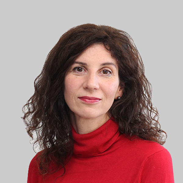 Ein nahezu runder Fachwerkbau mit dunkler Tür und Fenstern nur im oberen Bereich steht in winterlicher Landschaft.