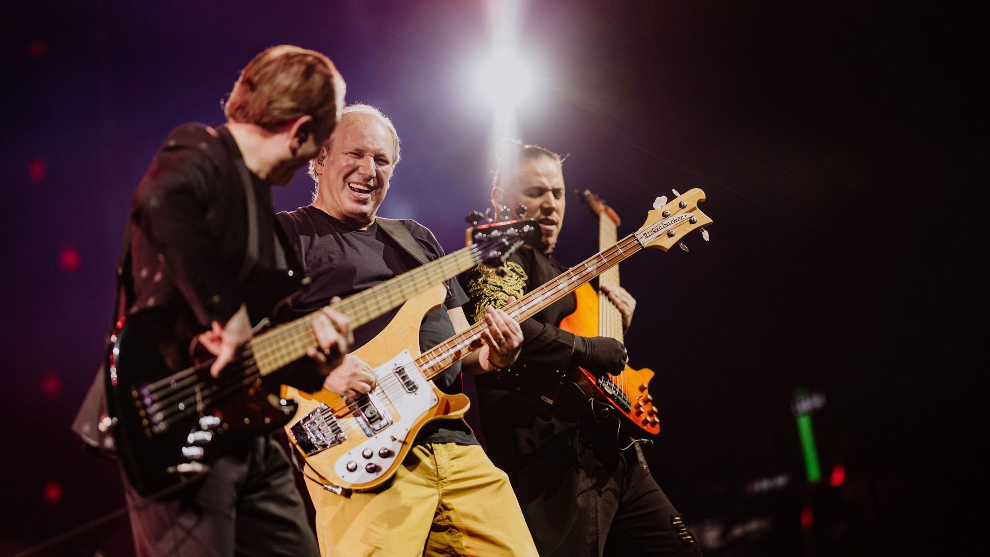 Hans Zimmer mit zwei seiner Bandmitglieder auf der Bühne.