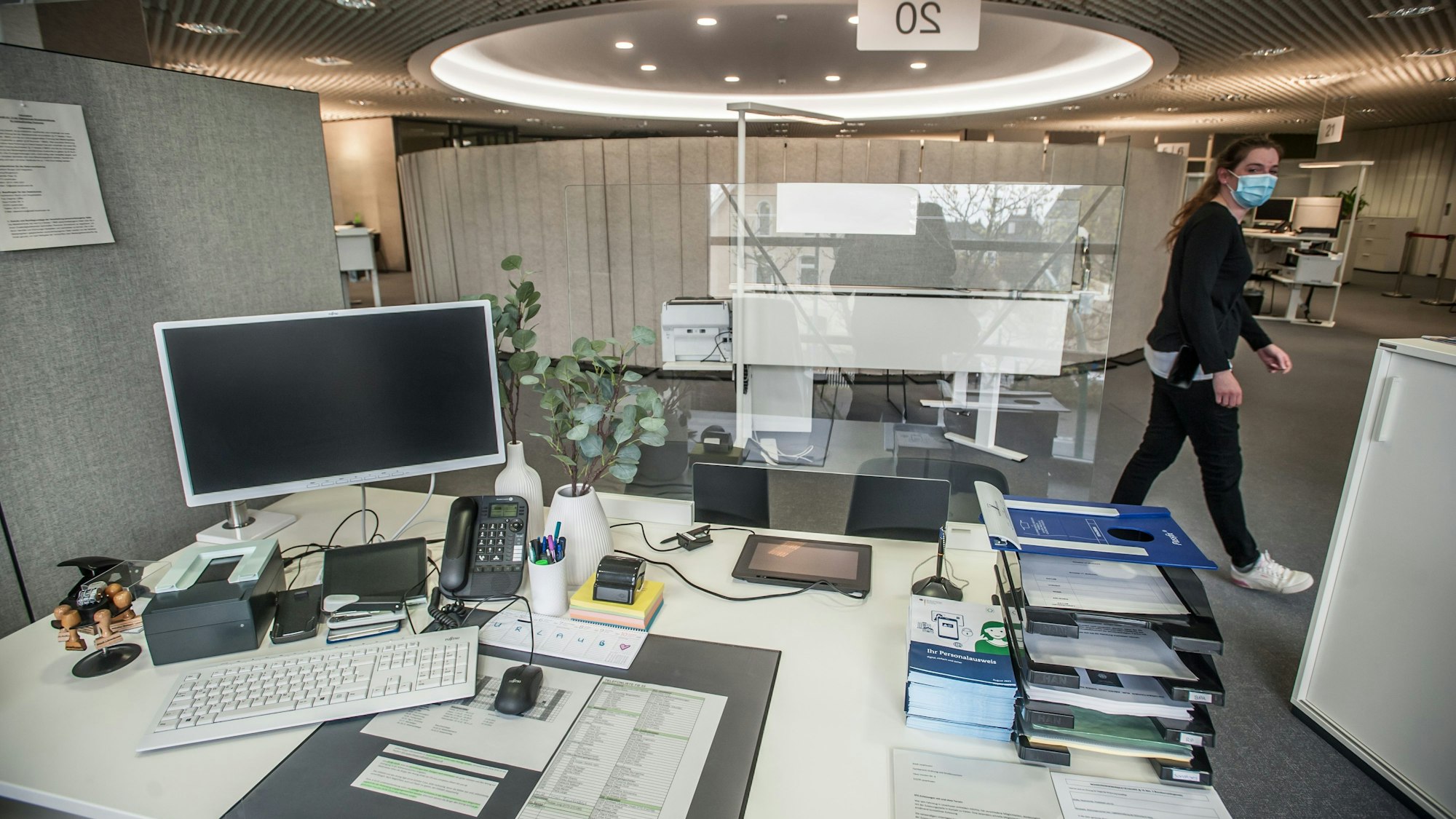 Bürgerbüro, Luminaden, ehemalige Sparkasse. Besetzte und unbesetzte Arbeitsplätze. Foto: Ralf Krieger