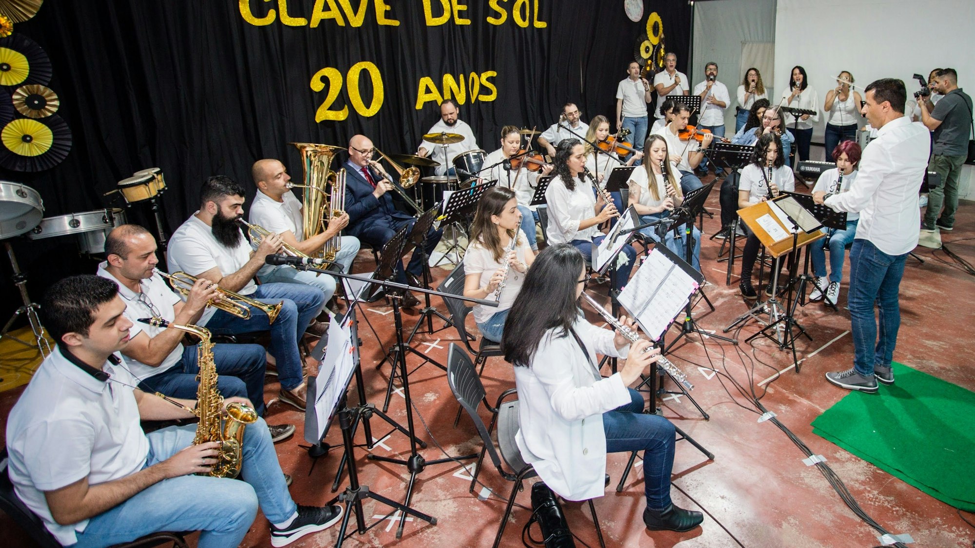 Das Foto zeigt das Orchester der Clave de sol.