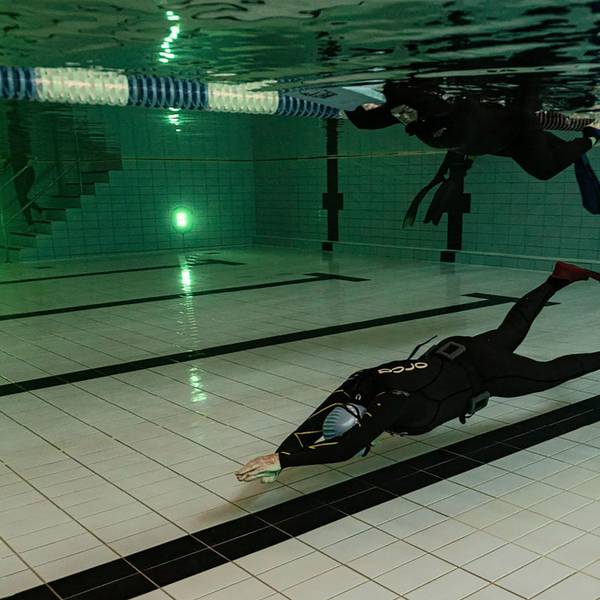 Apnoetaucherin Hannelore Becker im Taucheranzug beim Streckentauchen in einem Schwimmbad.