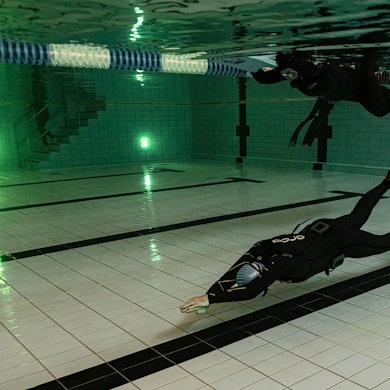 Apnoetaucherin Hannelore Becker im Taucheranzug beim Streckentauchen in einem Schwimmbad.