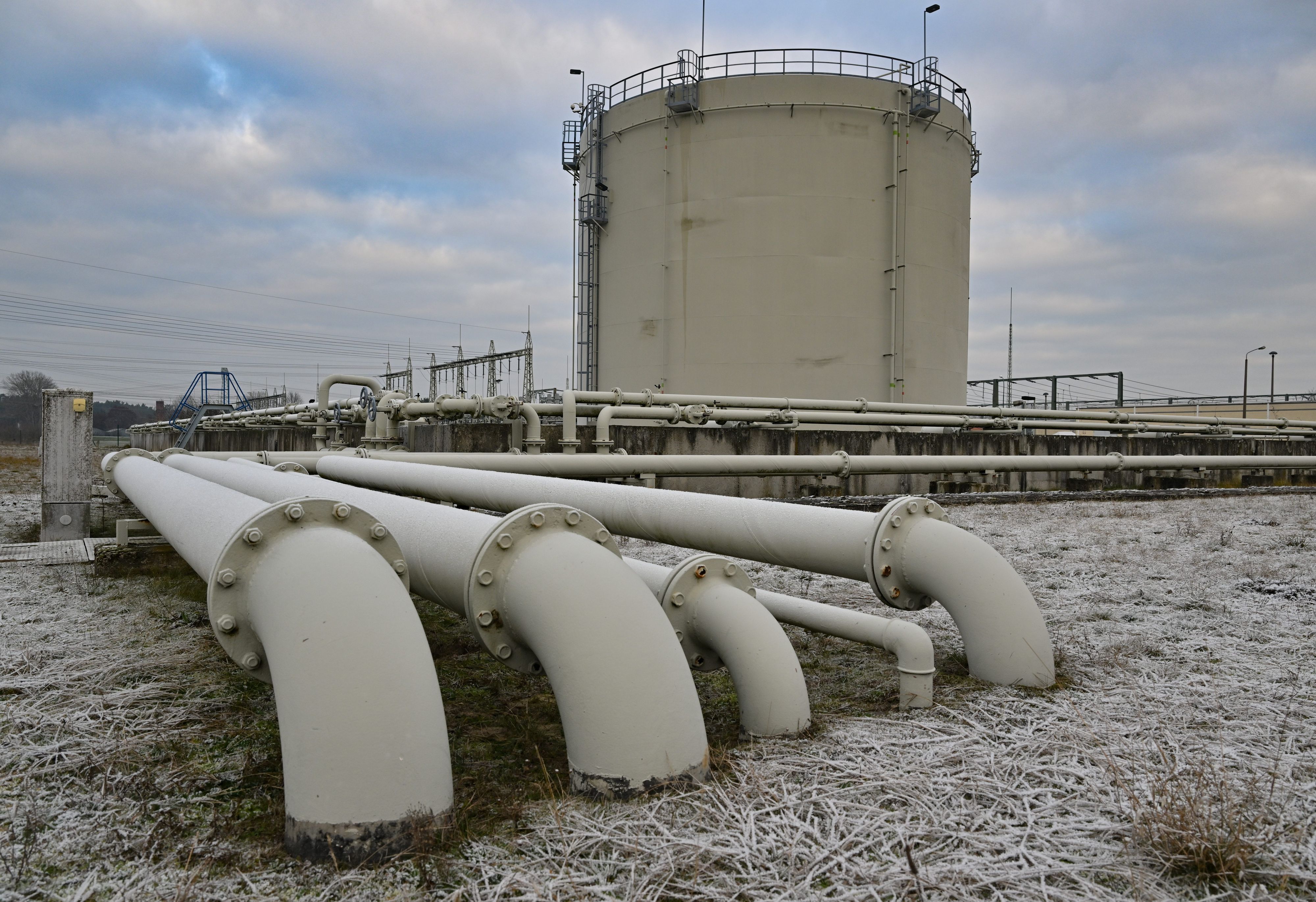 Ein riesiger Tankbehälter steht auf dem Gelände des Gasturbinenkraftwerks des Energiekonzerns LEAG
