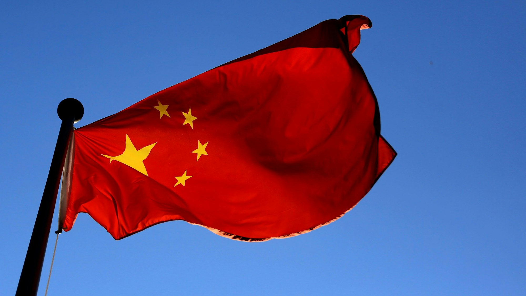 Die Fahne Chinas weht vor der ehemaligen chinesischen Botschaft