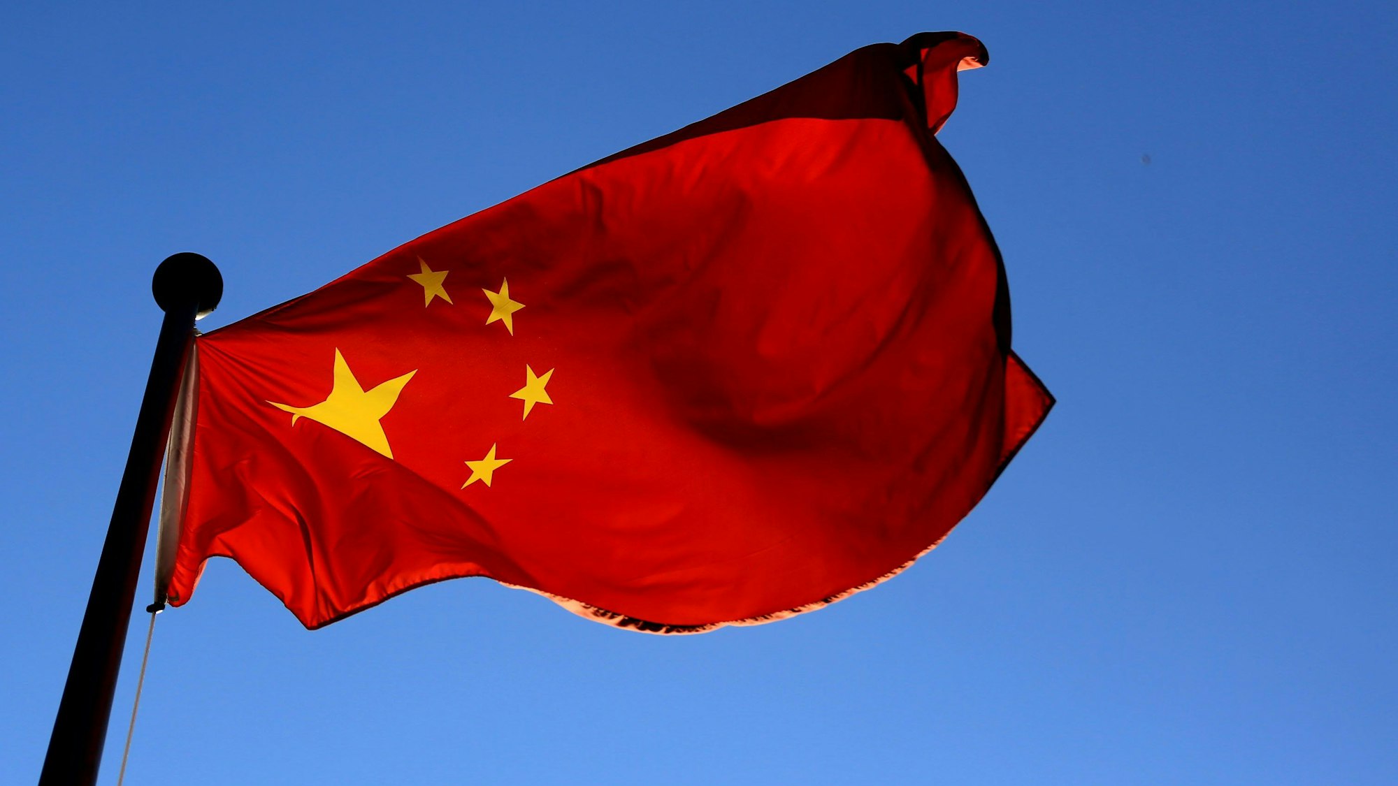 Die Fahne Chinas weht vor der ehemaligen chinesischen Botschaft.