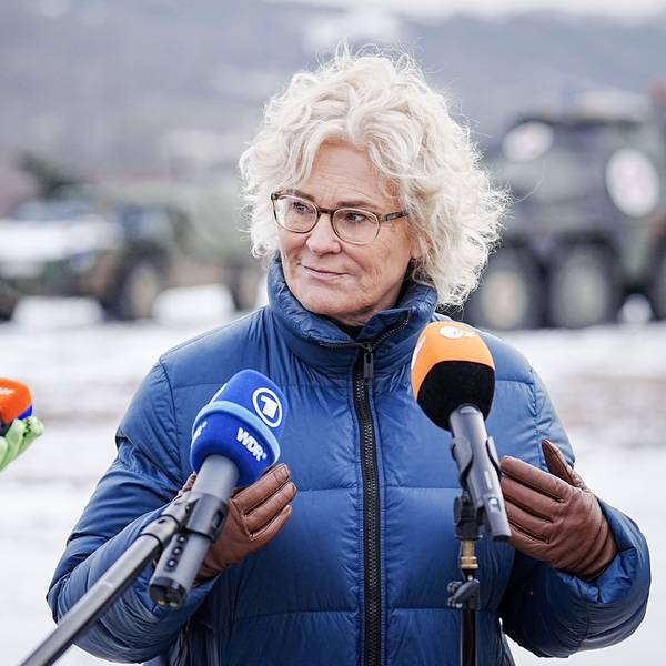 Bundesverteidigungsministerin Christine Lambrecht (SPD) steht in einer blauen Jacke vor Mikrofonen der Presse. (Archivbild)