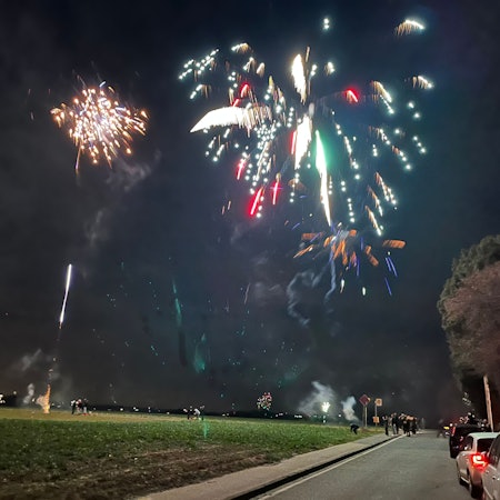 Am Himmel ist ein buntes Feuerwerk zu sehen.